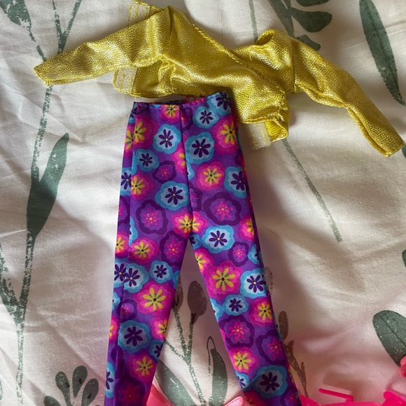 Vintage 1990s Barbie Clothing and Accessory Bundle - Picture 2 of 10